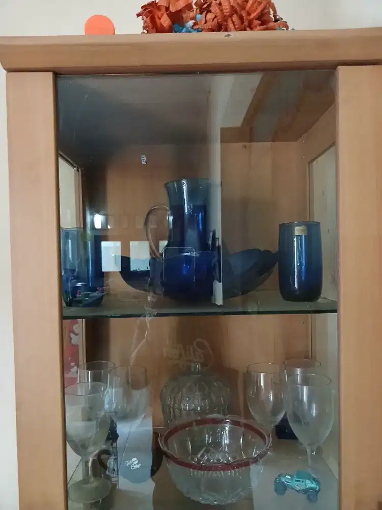 Lemari murah kaca hias sperti baru tinggi 18cm lebar 55cm bagus sekali