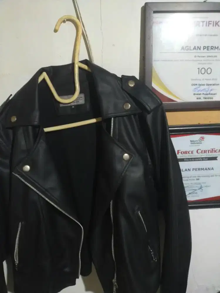 Jaket modis keren semi kulit masih mulus