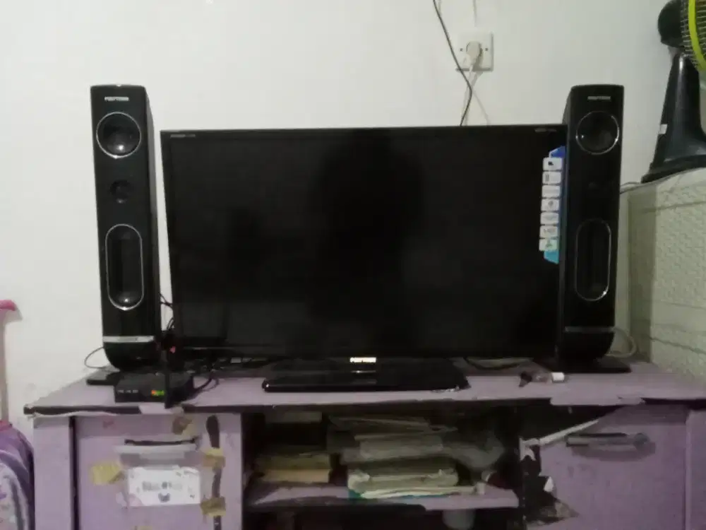 Tv Polytron 32inch LCD gelap