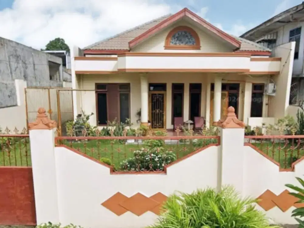 RUMAH SIAP HUNI BERHALAMAN LUAS COCOK BUAT KOST STRATEGIS DI JL. PRAJURIT - MEDAN TIMUR, MEDAN