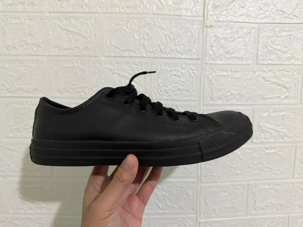 Sepatu converse chuck taylor leather full black original