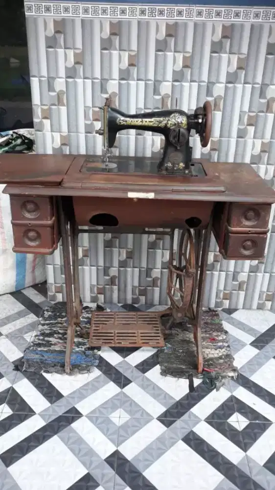 Mesin jahit jadul merk ROYAL