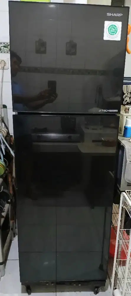 Di jual kulkas Sharp bekas