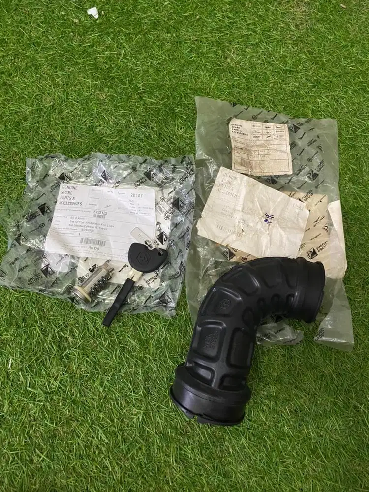 Rumah kunci jok dan karet filter udara vespa LX