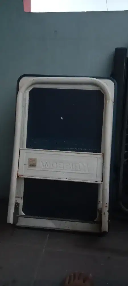 troli lipat atau hand truck. 