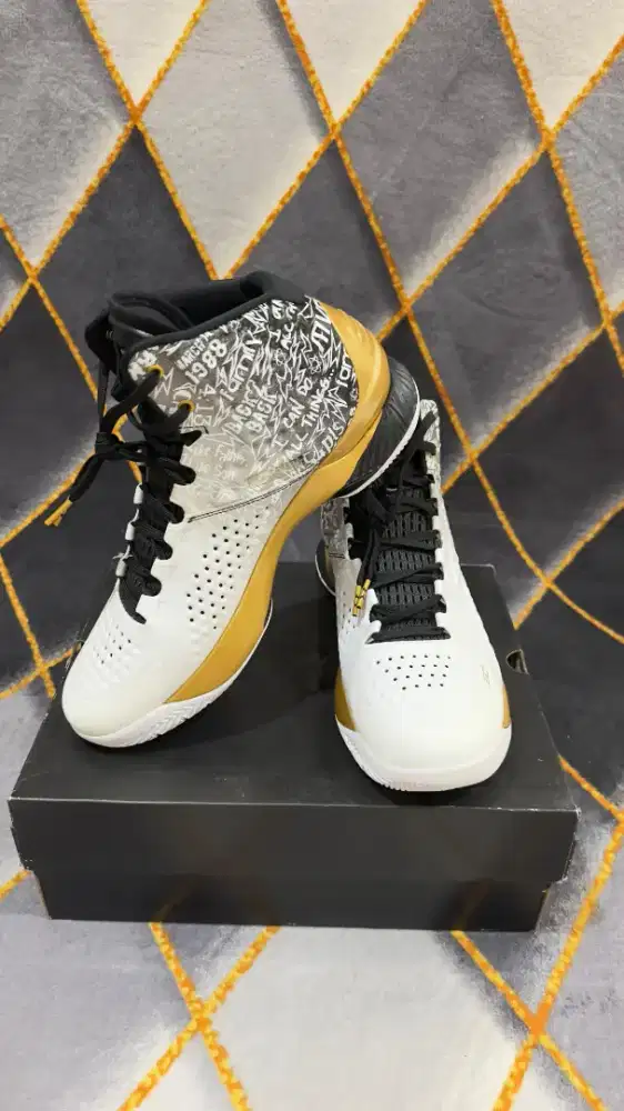 UNDER ARMOUR CURRY 1 UNANIMOUS