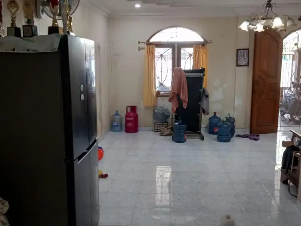 dijual rumah 2 lantai taman palem lestari