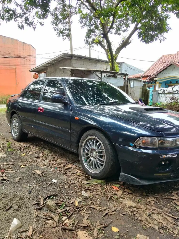 Mobil Sedan Mitsubishi Galant 1995 Bensin