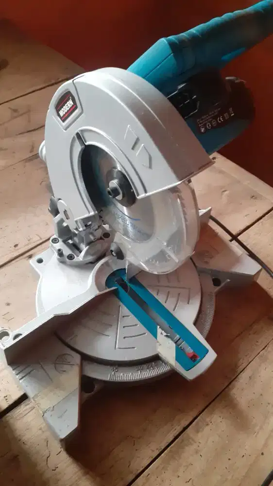 Mesin potong alumunium