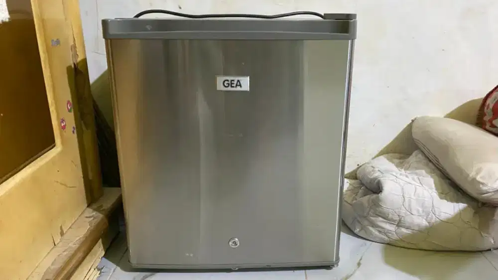 Kulkas Mini GEA 1 Pintu Second | Dingin Normal, Hemat Listrik