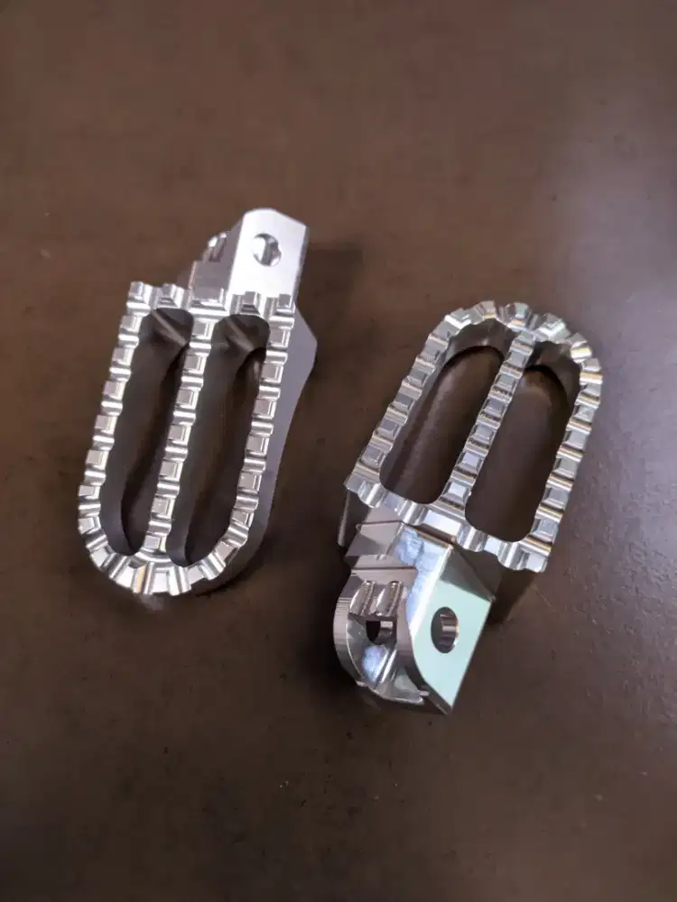 Pedal Motor CNC Aluminium anti karat baru sepasang