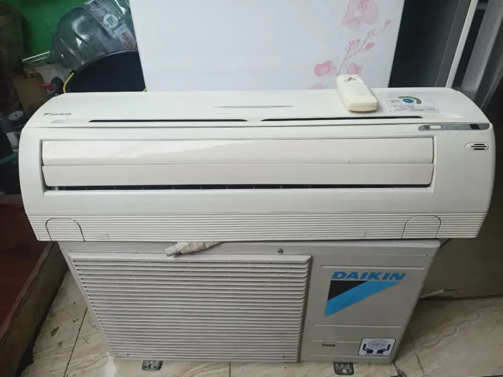 Jual ac Daikin 1/2 pk R 32 lowwat 360 watt kondisi 95% ori semua