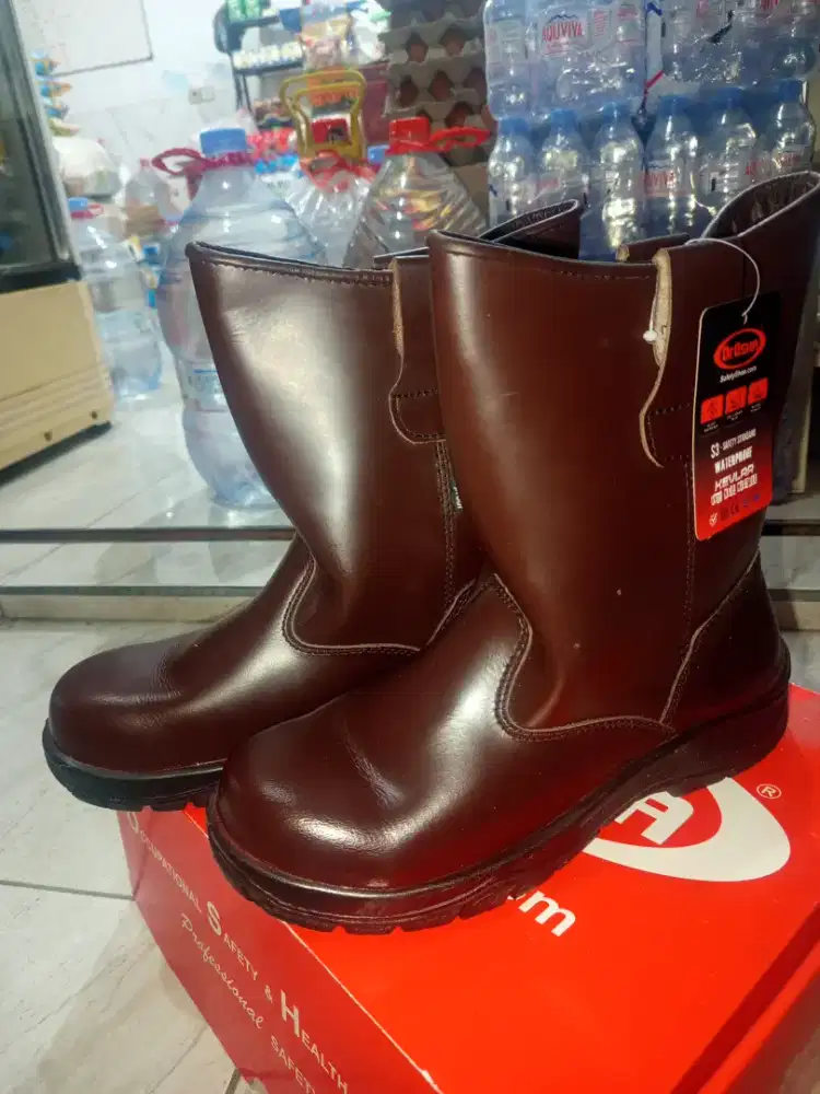 Sepatu safety merk Dr. Osha