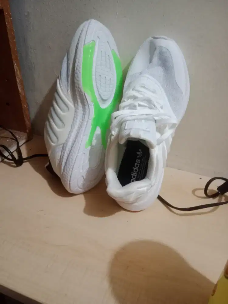 Sepatu Adidas warna putih, Size 43 1/3