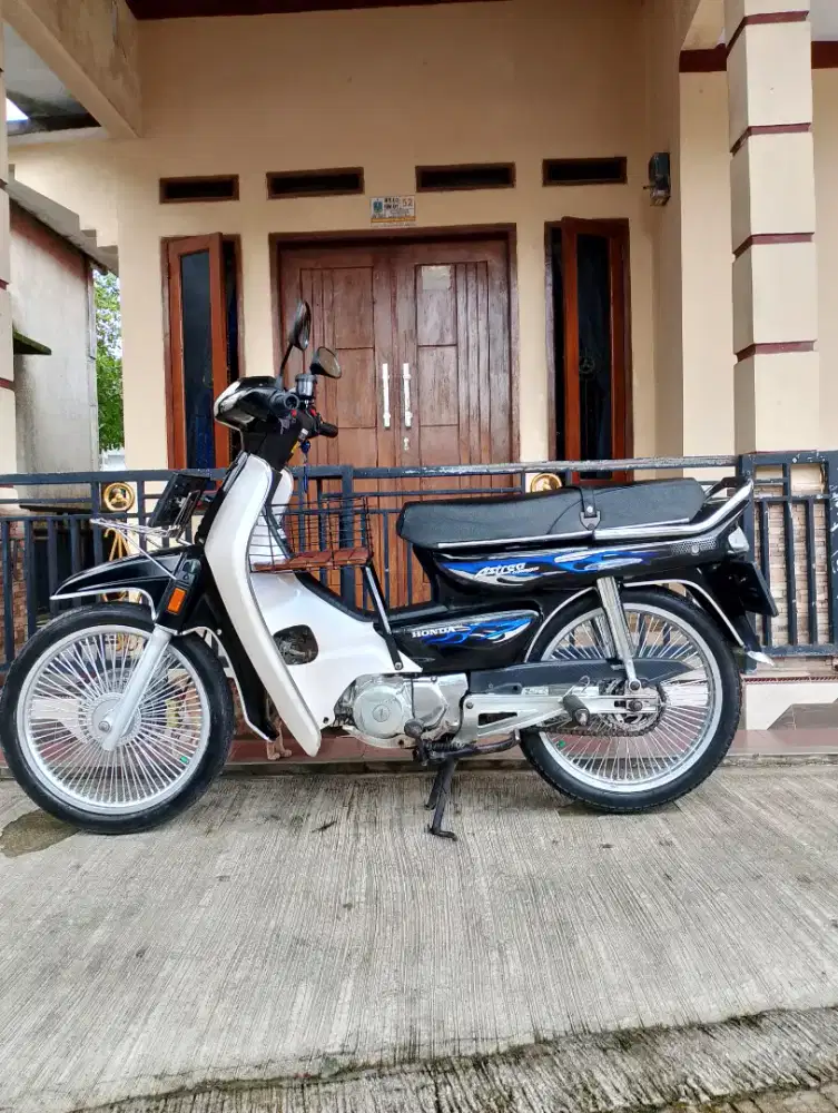 Di jual motor astrea legenda 2 SS lengkap pajak hidup plat A