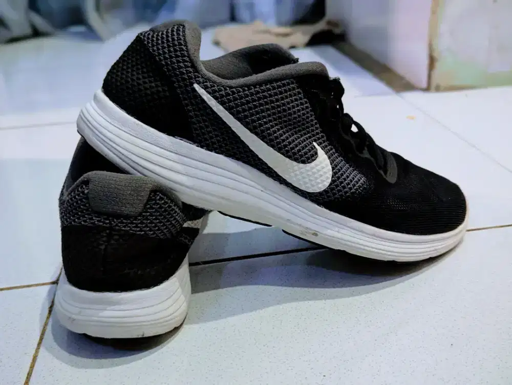 Sepatu running lari Nike revolution 43