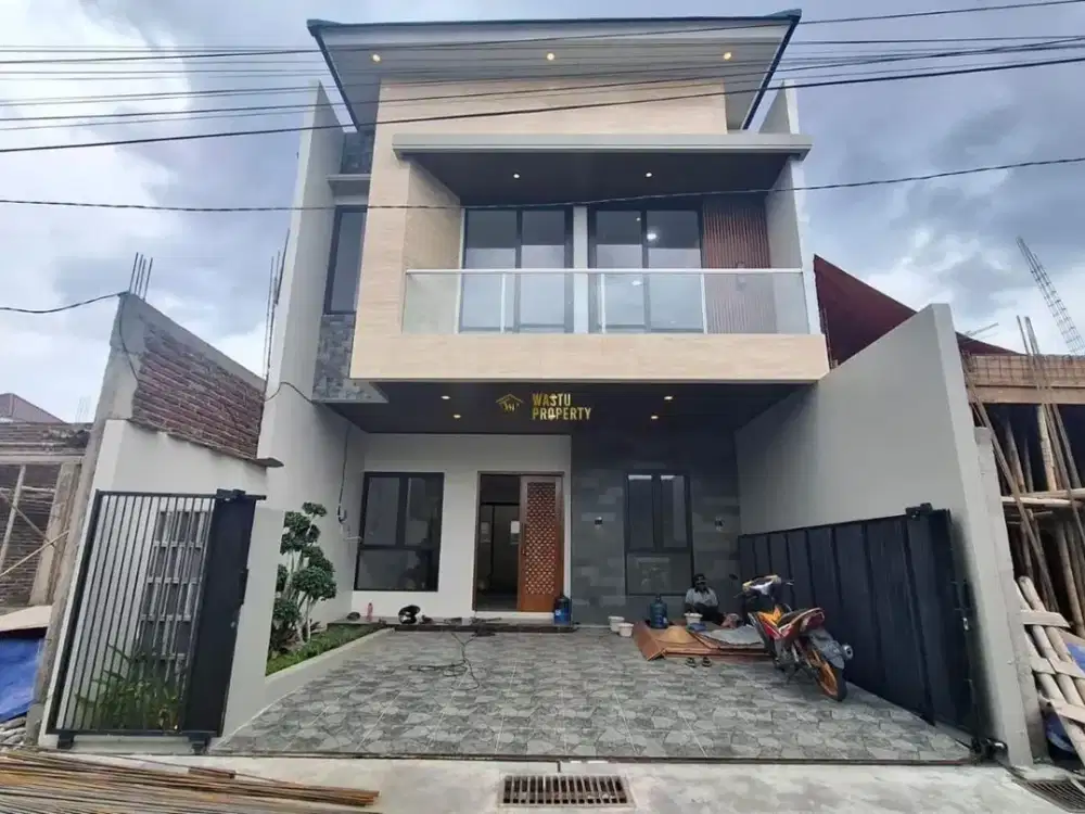 RUMAH 2 LANTAI, SIAP HUNI, DEKAT JALAN PALAGAN DI NGAGLIK, SLEMAN