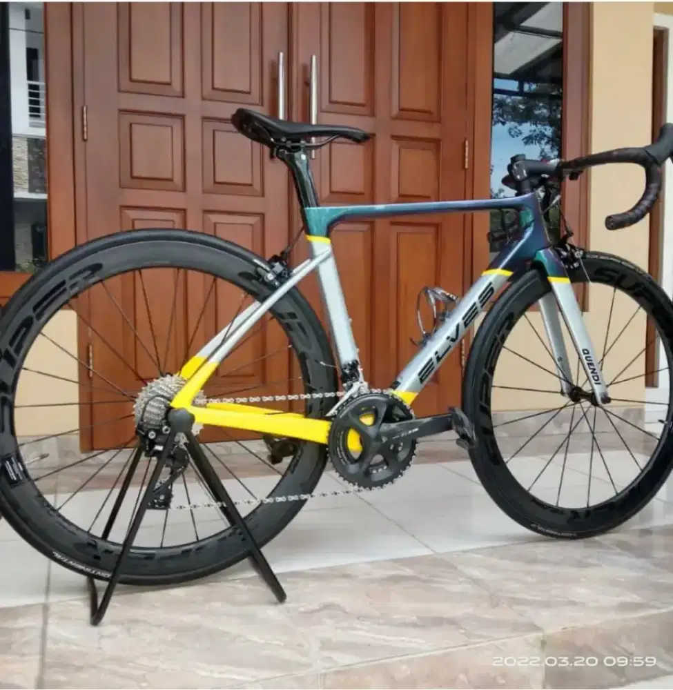 Road bike elves carbon  11 speed  size M