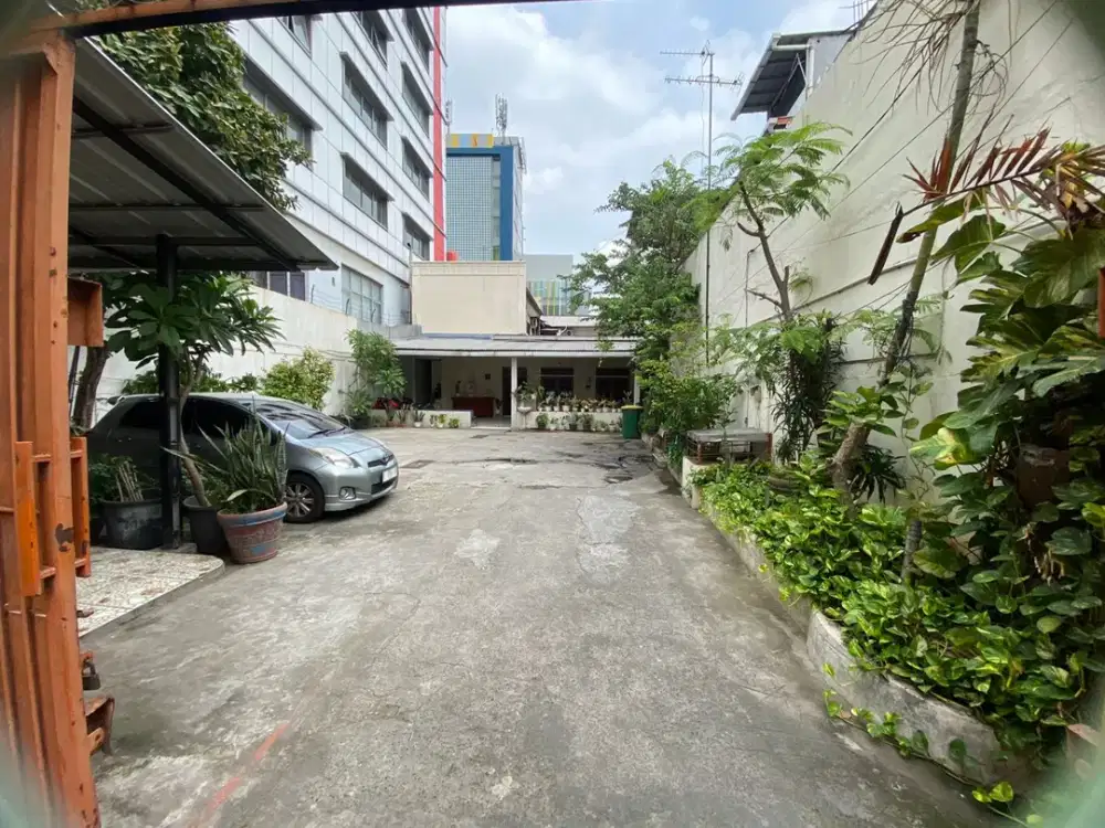 Dijual rumah 3 lantai di Rawamangun harga di bawah NJOP