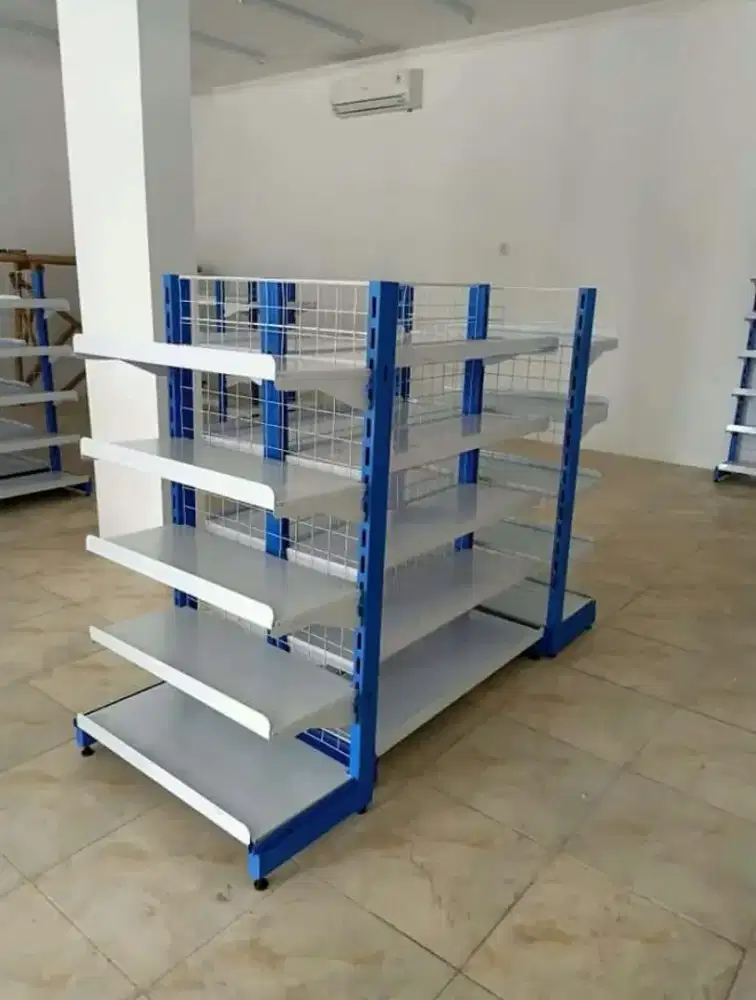 Rak toko dan dan meja kasir kokoh