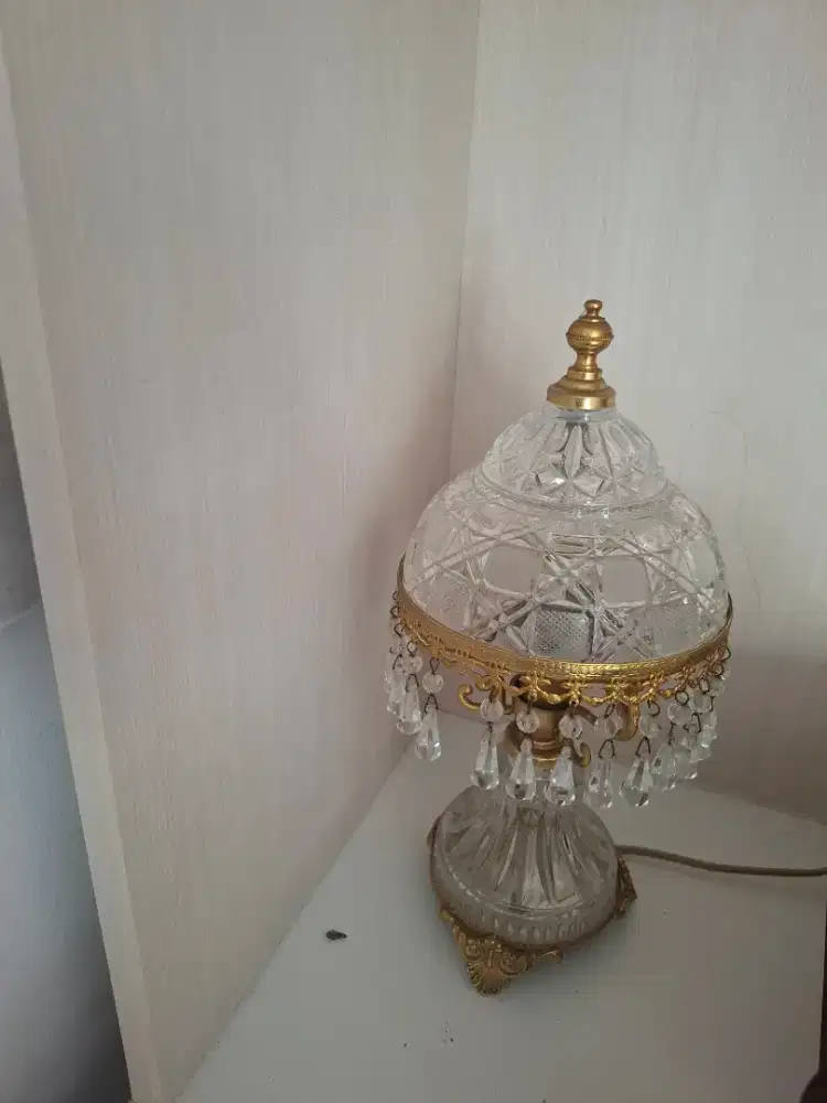 Lampu meja kristal