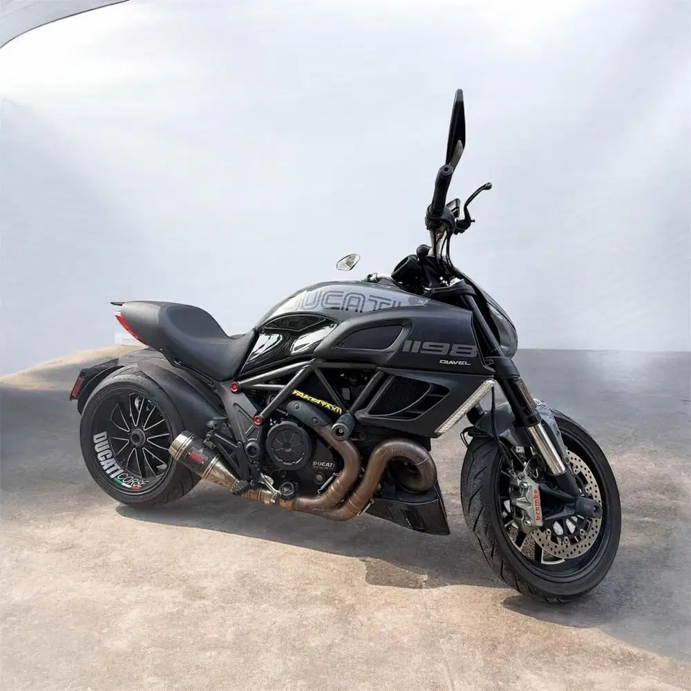 Ducati Diavel black terawat barang simpanan