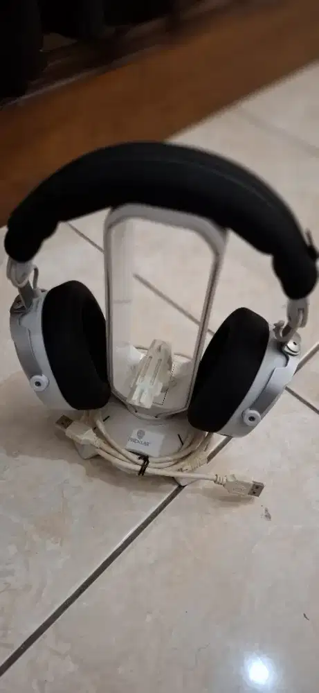 Headset + Headset Stand + Keyboard