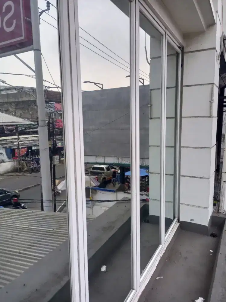 Jasa pemasangan stiker kaca cermin oneway berpengalaman