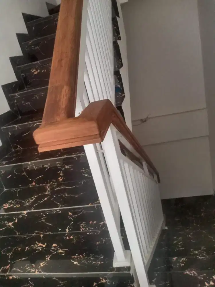 Rillingtangga minimalis pegangan kayu