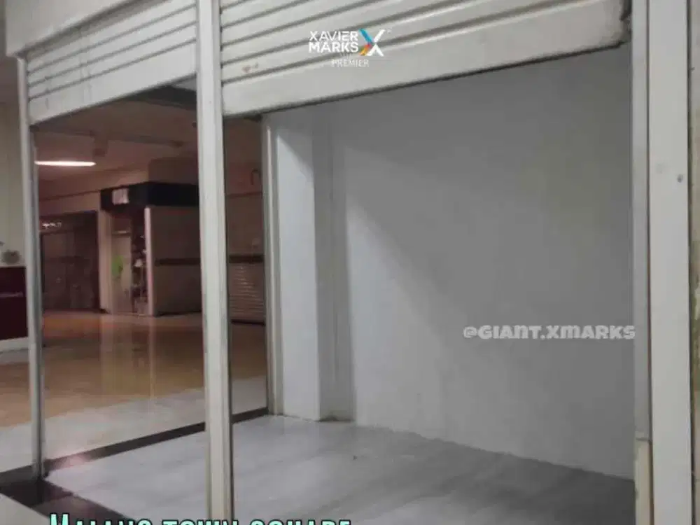 Stand Usaha strategis depan pintu masuk mall Matos Malang