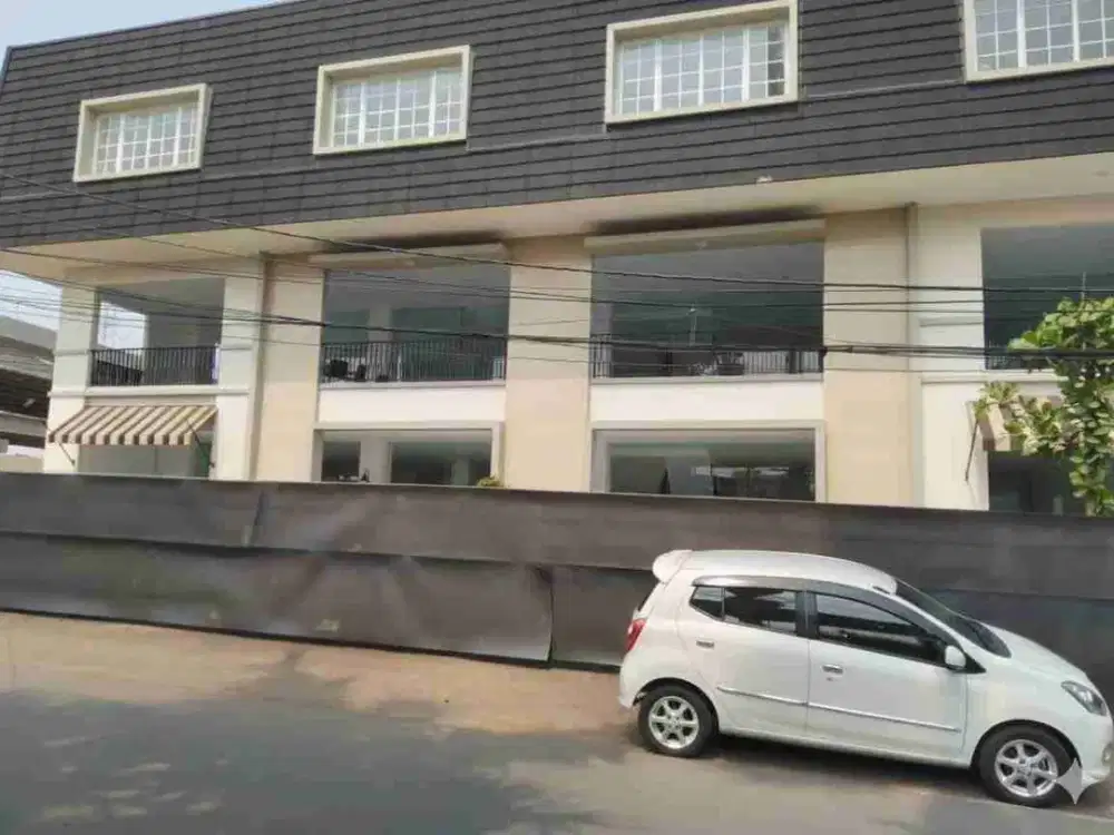 Disewa Gedung/Kantor 3 Lantai   Posisi Hoek  di Kalimalang Jakarta timur