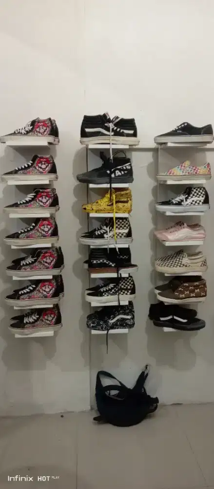 21 buah pasang sepatu beserta rak sepatu