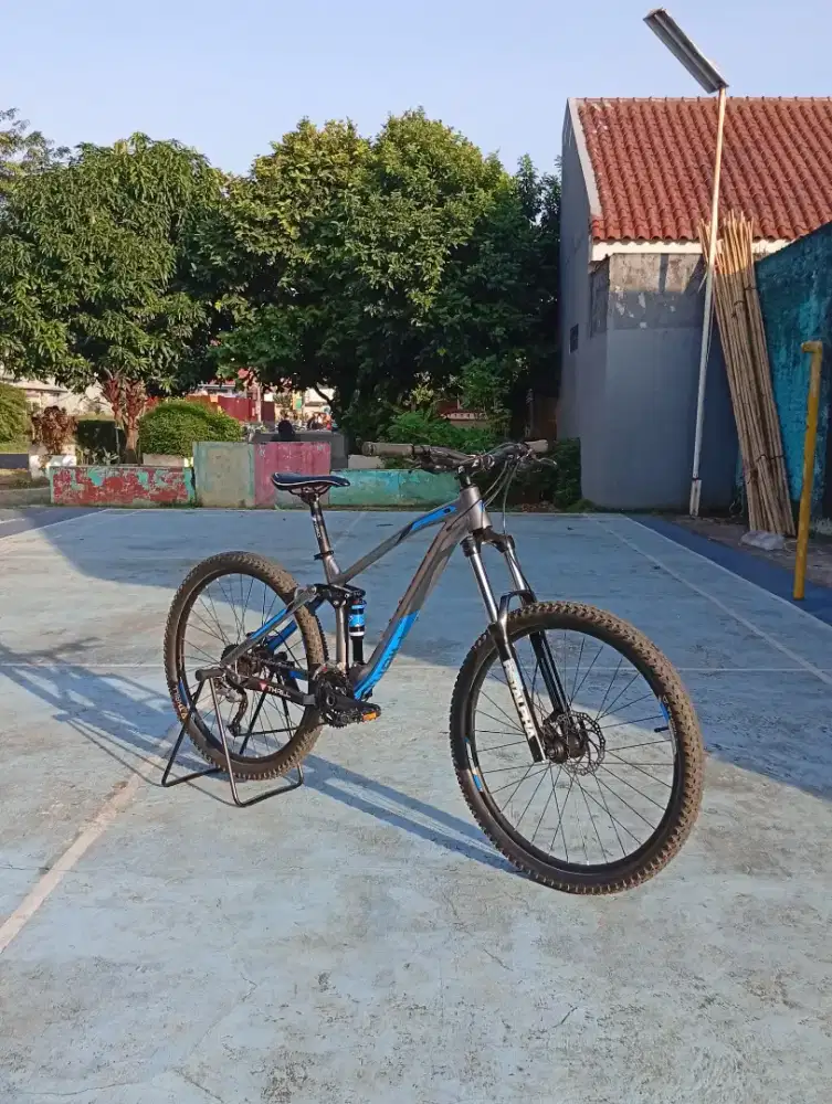 Mountain Bike / Sepeda gunung Thrill Fervent 1.0 T140 Silver blue 2019