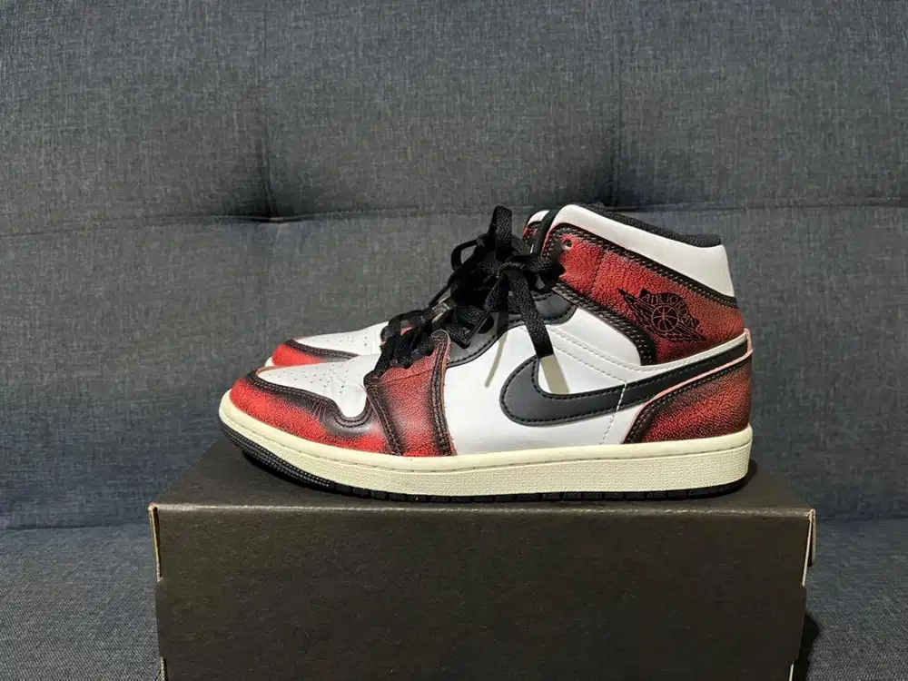 Sepatu Nike Air Jordan 1 Mid Wear Away