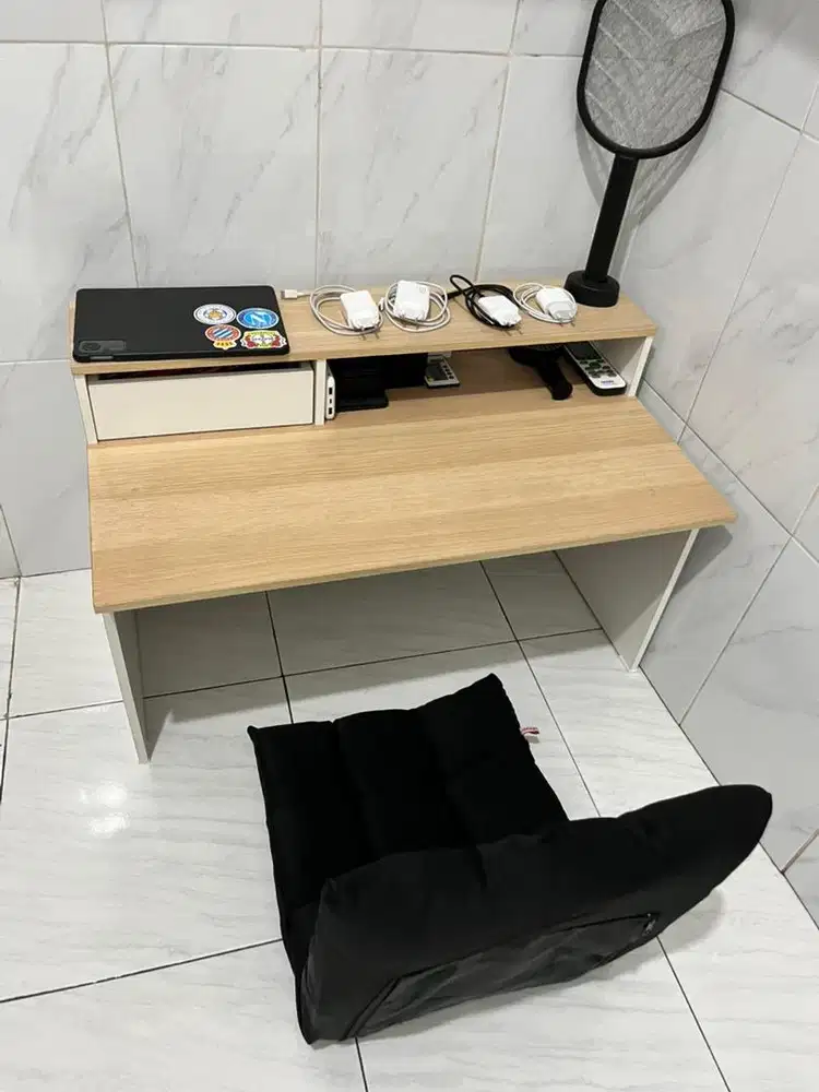 Meja belajar dan kursi