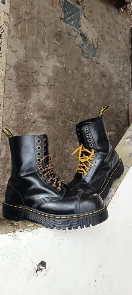 Dr martens still toe 10 holes