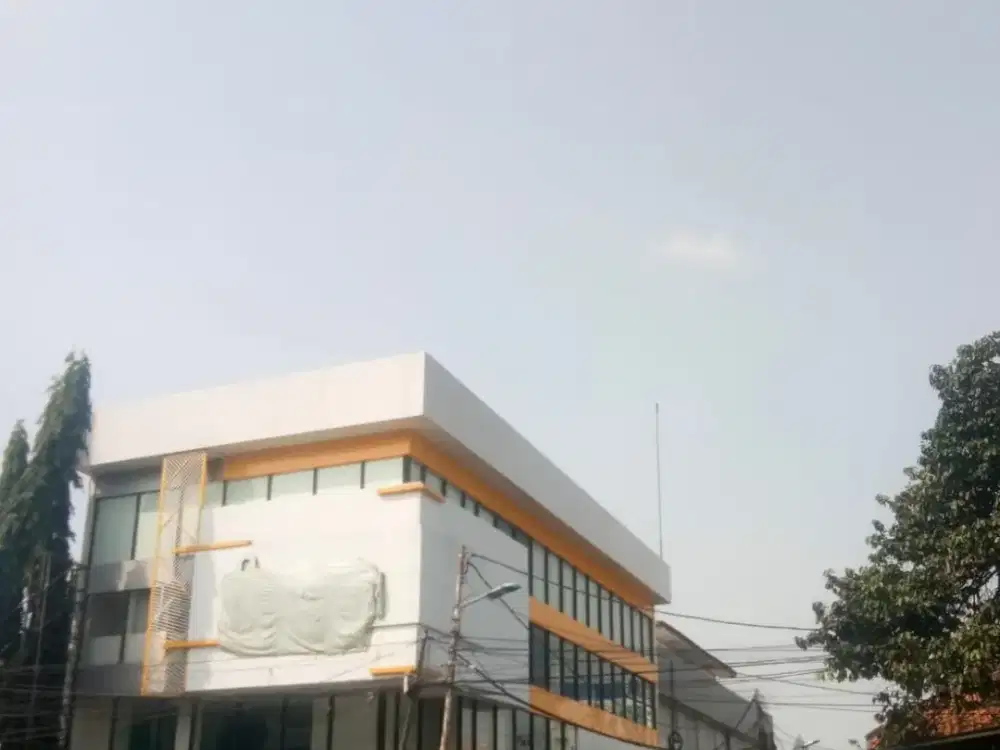 Gedung Komersial Hoek di Lokasi Strategis, Akses Tol & Transportasi
