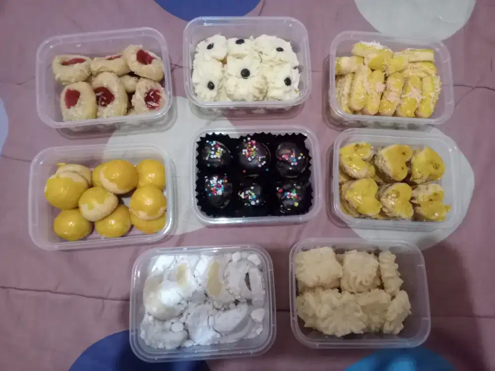 Menjual aneka kue kering