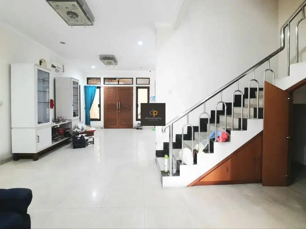 Dijual Rumah 2lt di Cibanten-Cideng,JakPus, Luas dan ada halaman belakang, Strategis