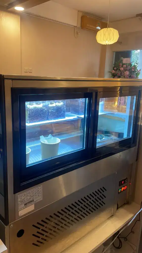 showcase pendingin kue