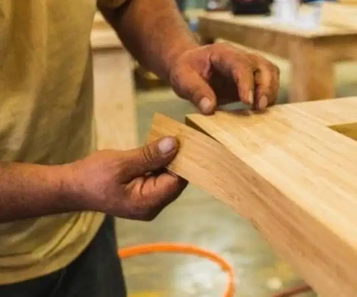 Dibutuhkan tenaga tambahan pasang hpl