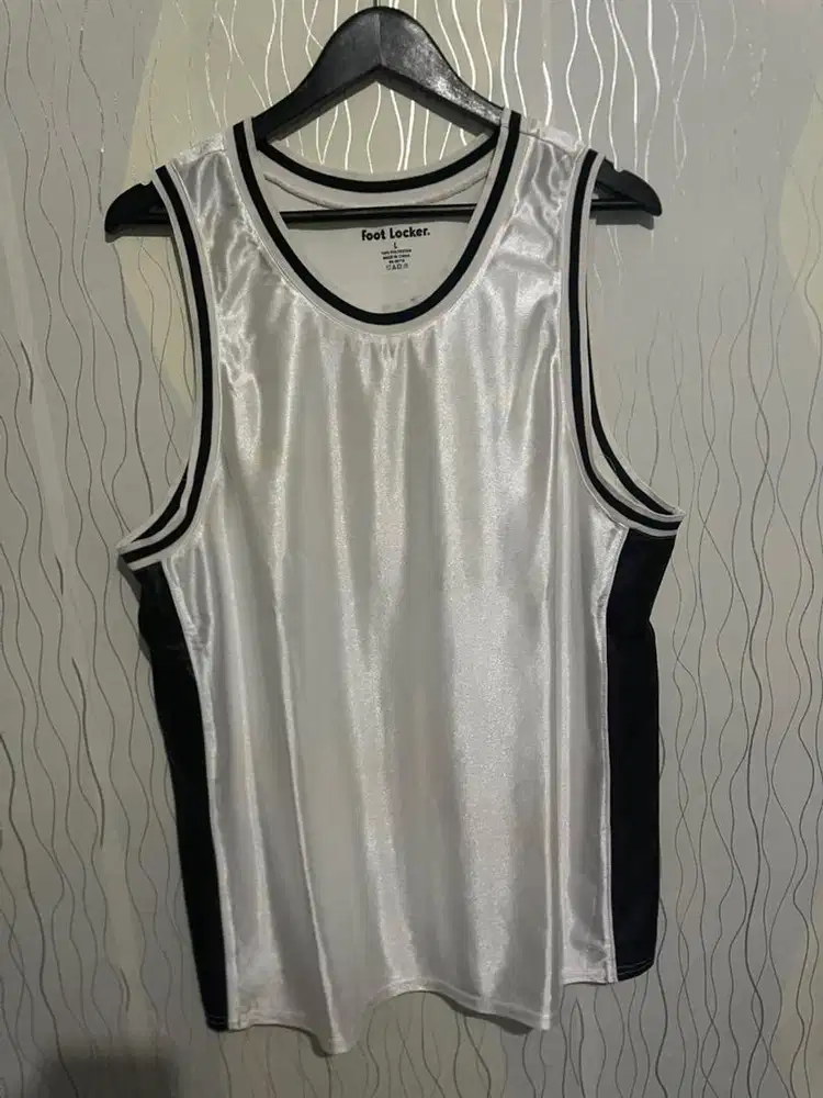 foot locker basket ball size L