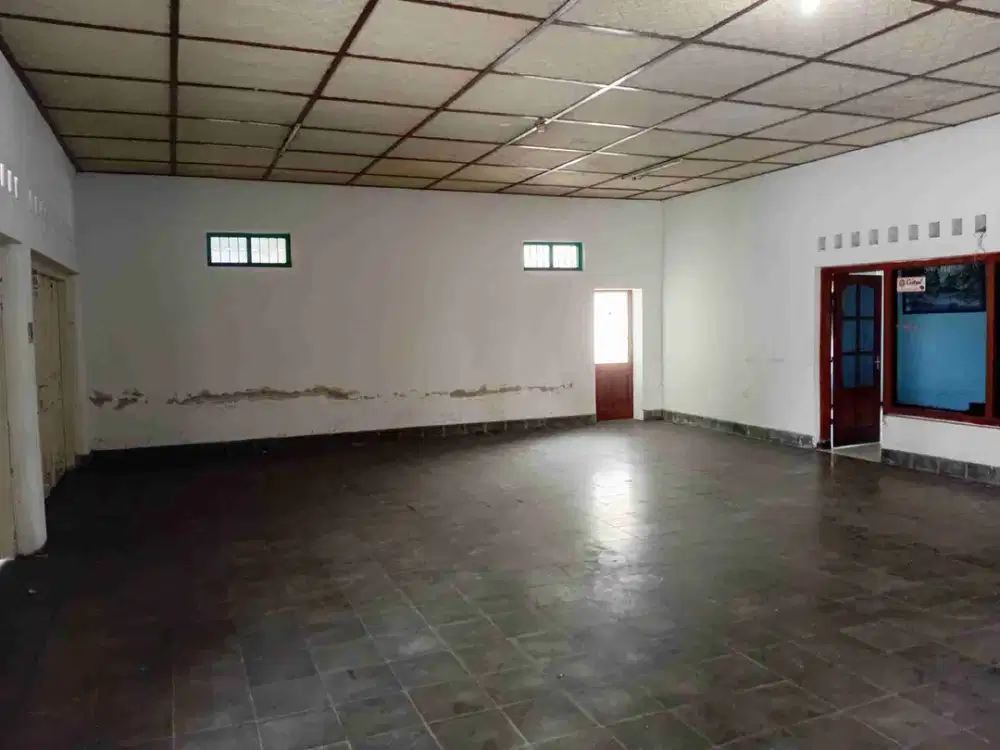 Ruang Usaha Disewakan Strategis Parkir Luas DiBanguntapan, Bantul- Di. Yogyakarta