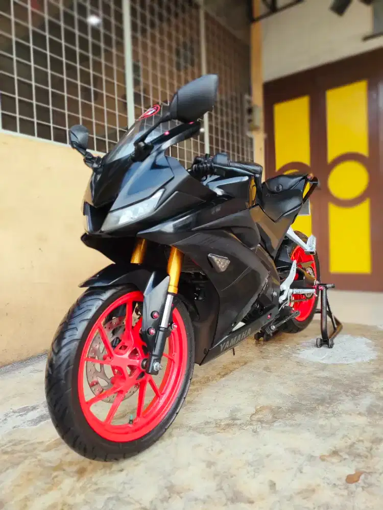 Yamaha R15 / YZF R 15 V3 2018, Shock ( Emas ), Black Premium Metalic.