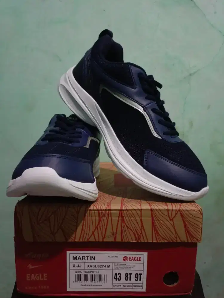Sepatu Eagle Martin