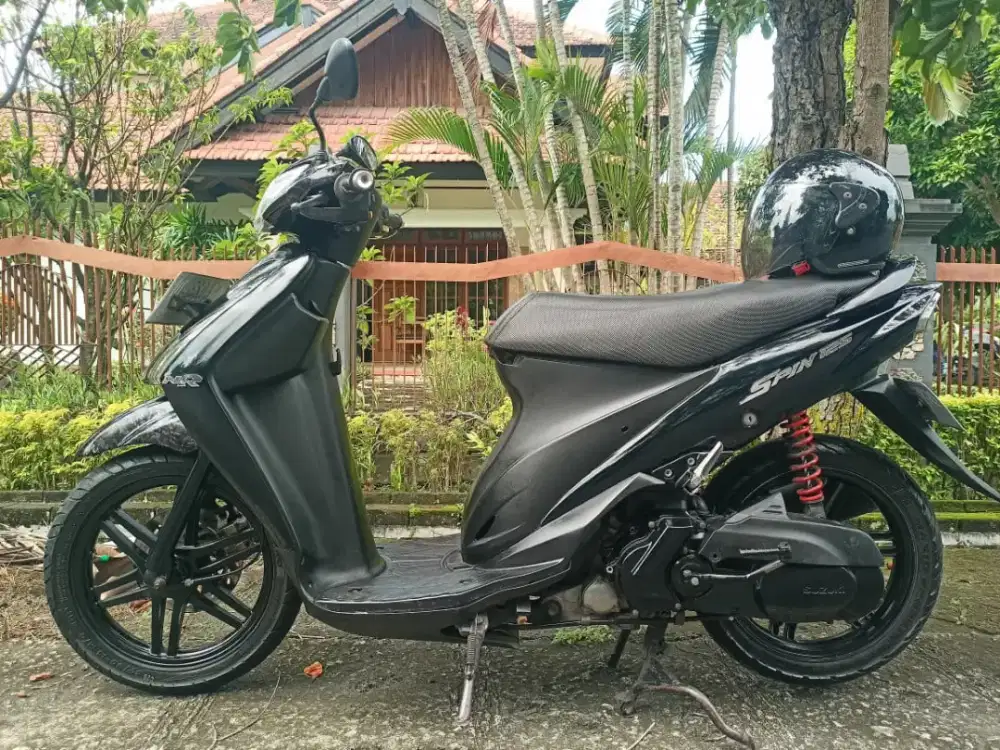Suzuki Spin 2010 Hitam