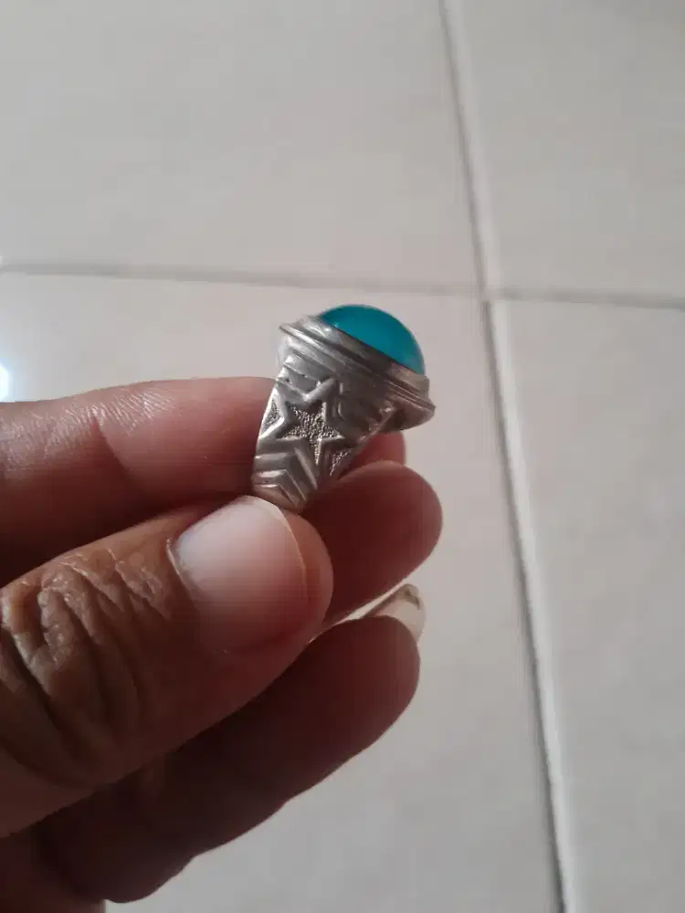 Cincin perak dan batu