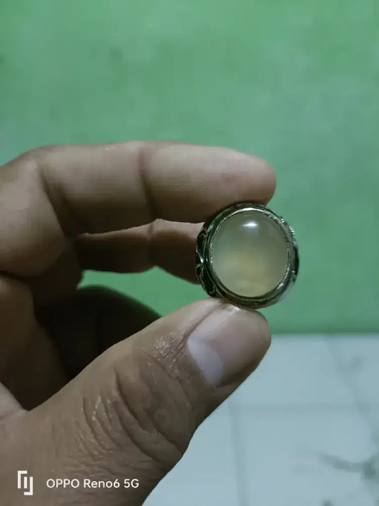 Cincin batu anggur bulan