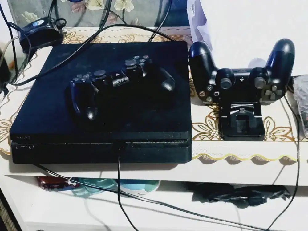 Di jual PS 4 slim 1 TB