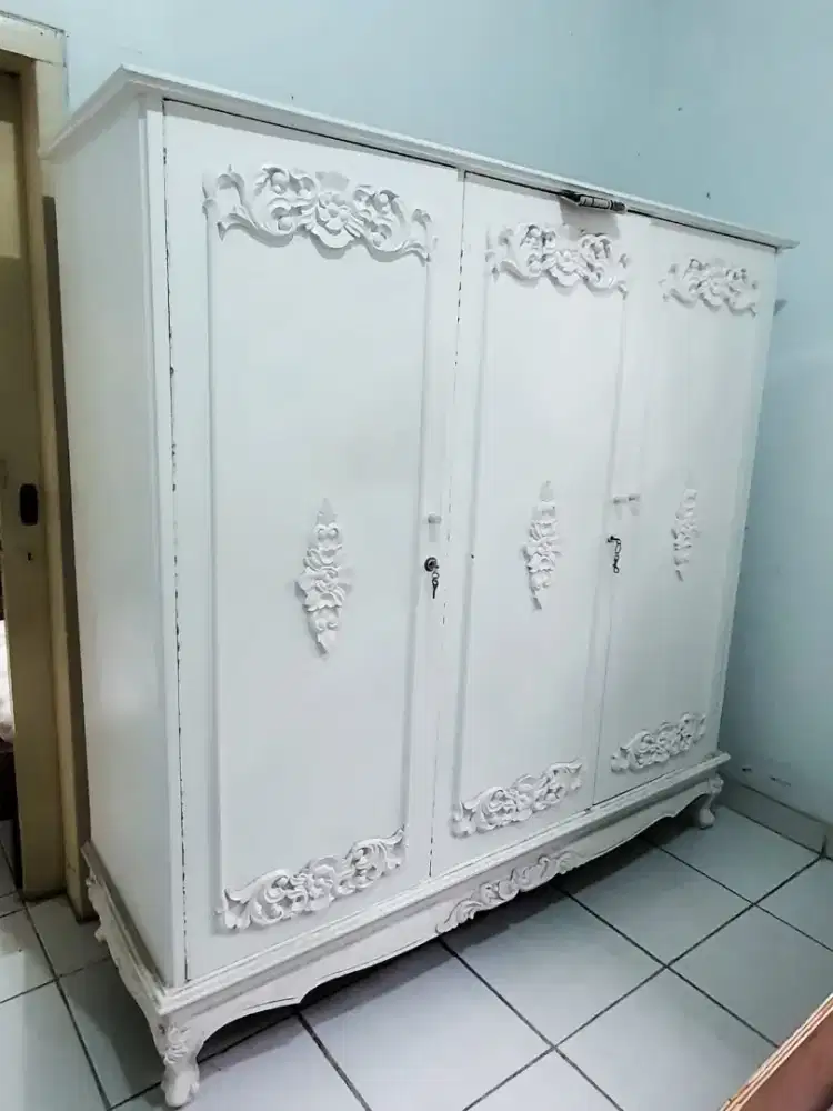 Lemari Pakaian Vintage (3 Pintu)